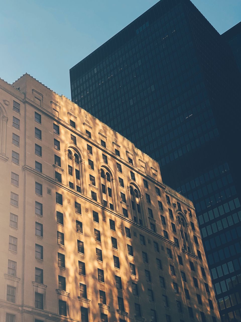 LOW ANGLE VIEW OF MODERN BUILDING AGAINST SKY