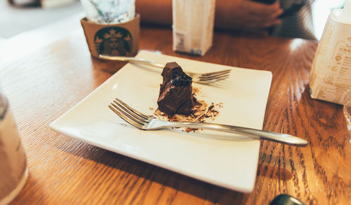 Close-up of chocolate cake in plate on table