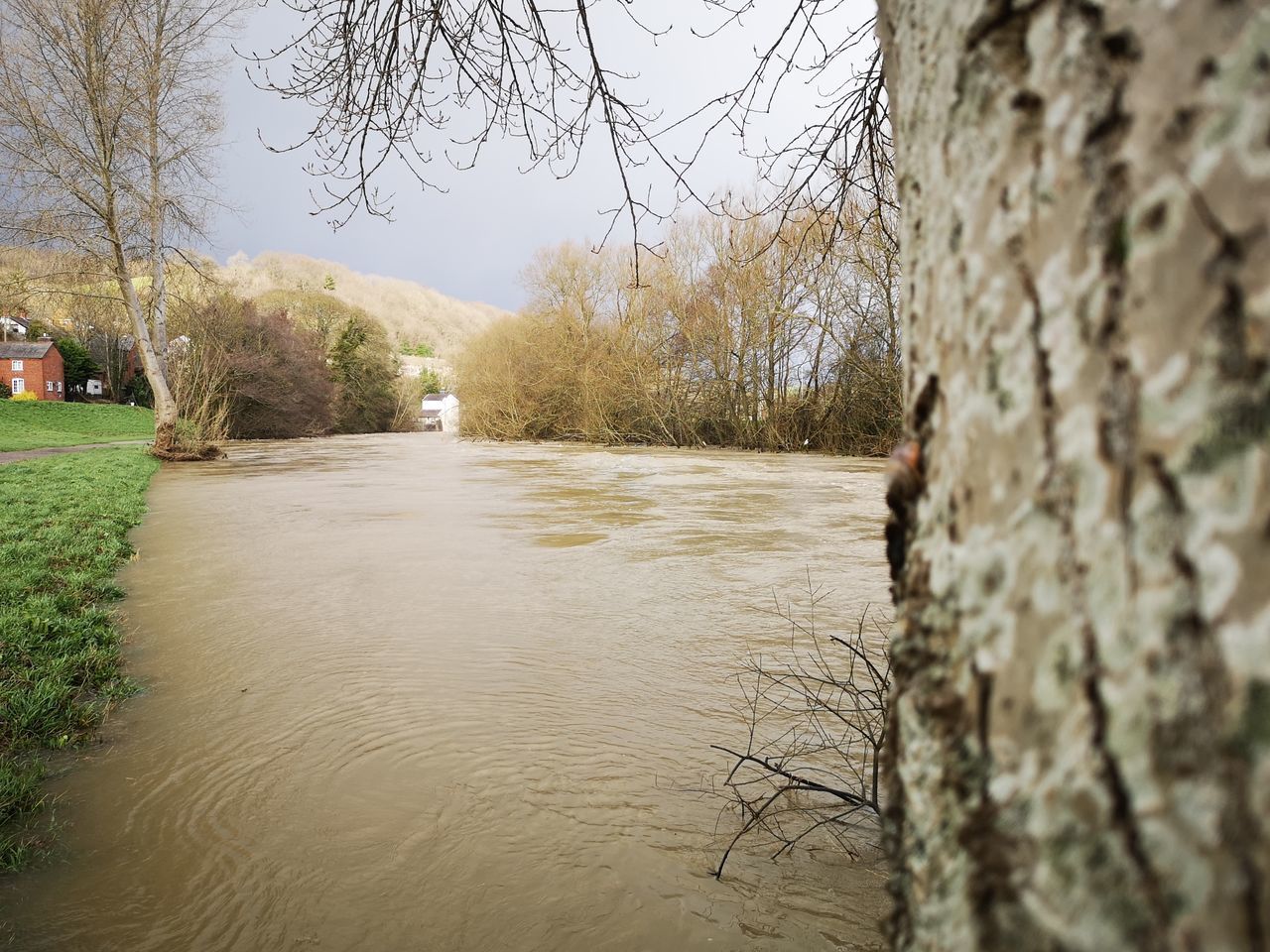 SCENIC VIEW OF RIVER AGAINST SKY