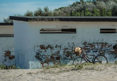 Graffiti on abandoned building