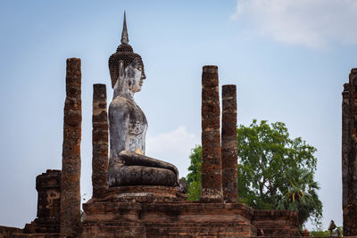 Statue of historic building against sky