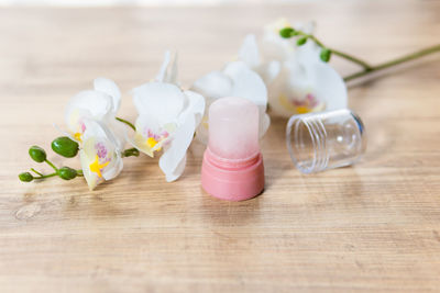 Close-up of white roses on table