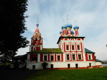 View of temple building against cloudy sky