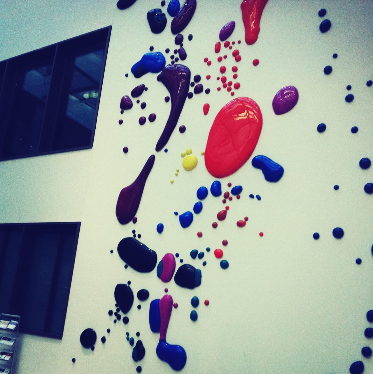 HIGH ANGLE VIEW OF COLORFUL BALLOONS ON TABLE