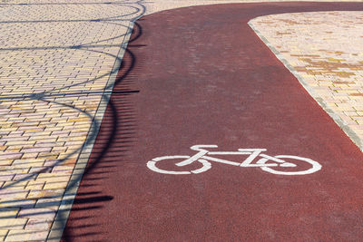 The bike path turns right in close-up with a sign