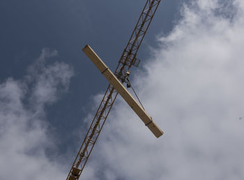 Construction crane with heavy load, at construction site