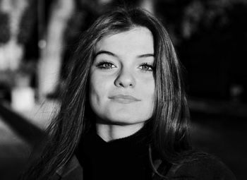 Close-up portrait of beautiful young woman outdoors