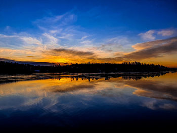 Reflection of the rising sun in the water - lysaker