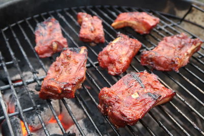 7 pieces of ribs on the bbq