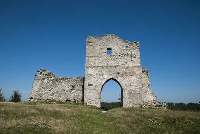 Low angle view of ancient castle ruins against clear sky