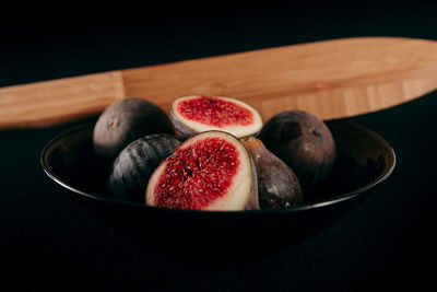 Close-up of fig fruits in bowl