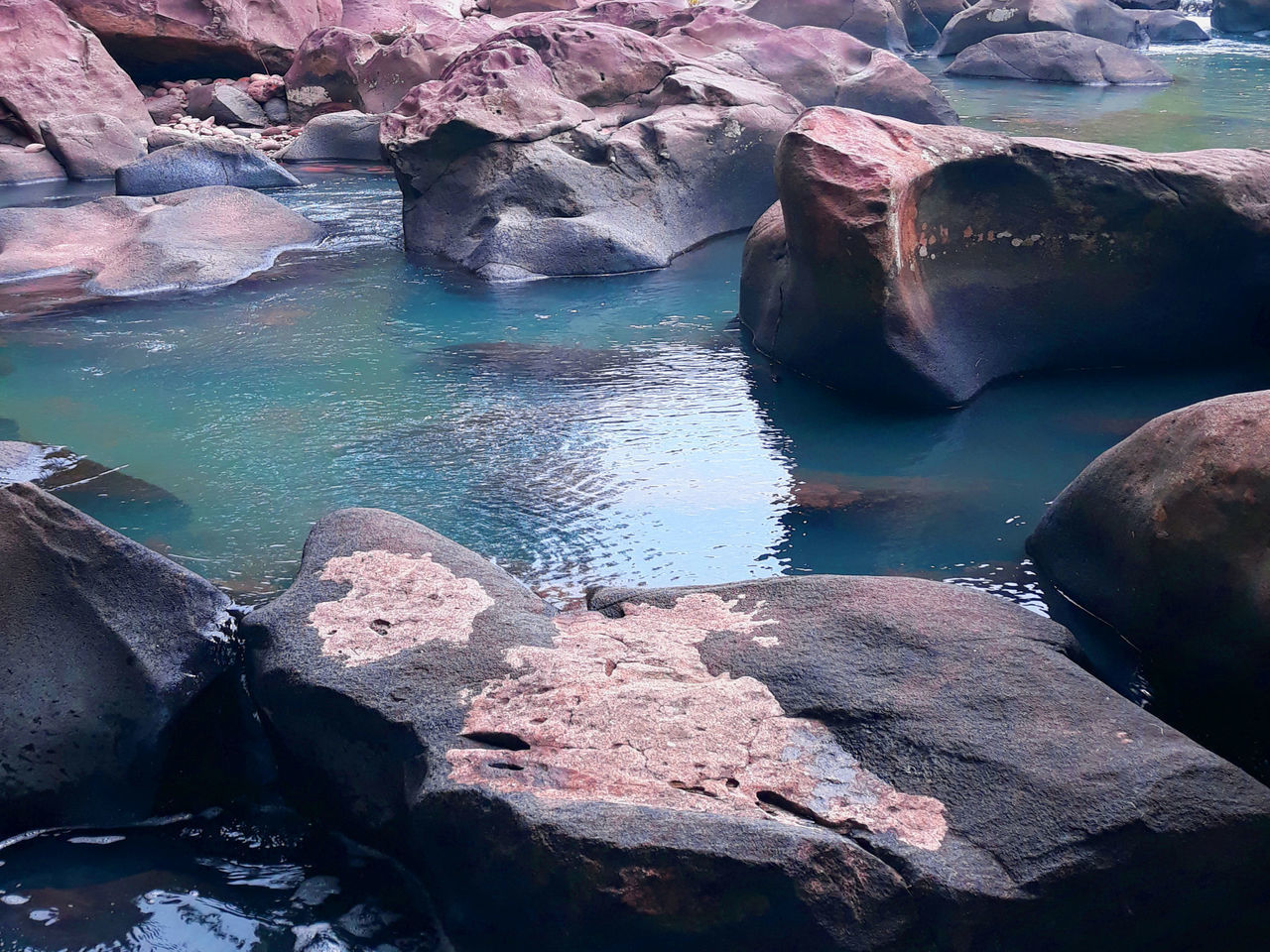 HIGH ANGLE VIEW OF ROCK FORMATIONS IN LAKE