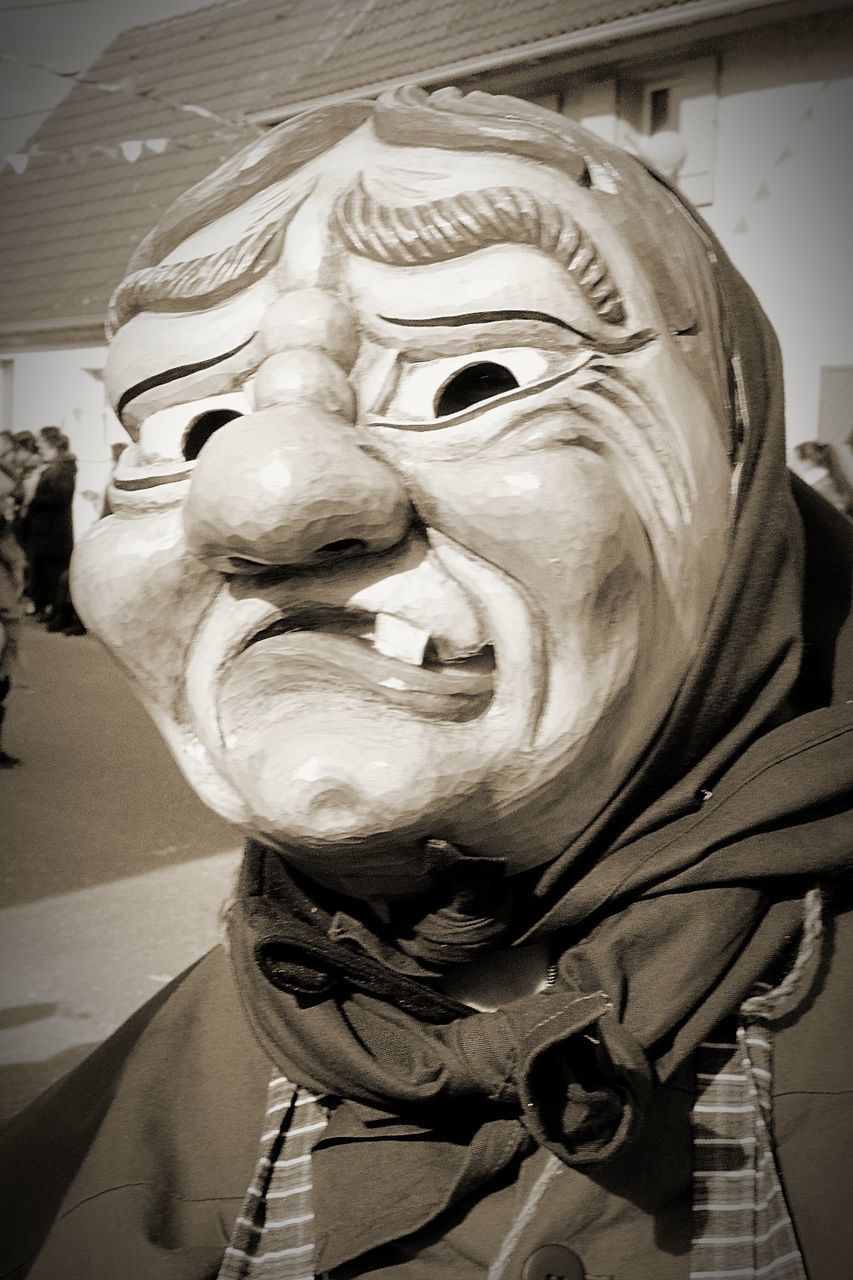 CLOSE-UP OF BUDDHA STATUE