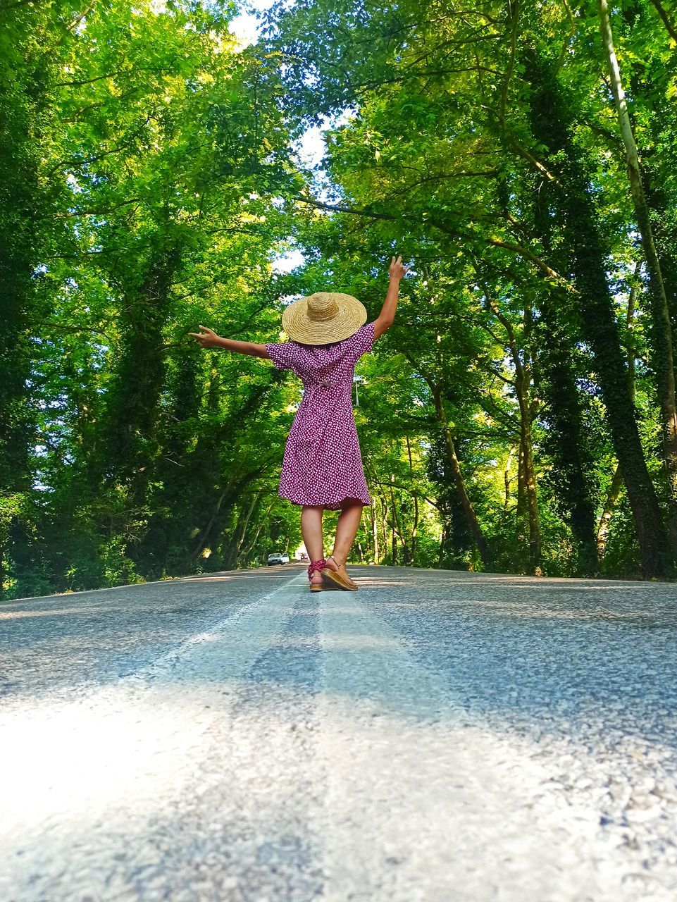 FULL LENGTH REAR VIEW OF WOMAN WITH UMBRELLA