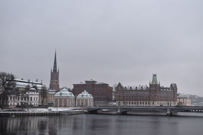 River amidst buildings against sky in city