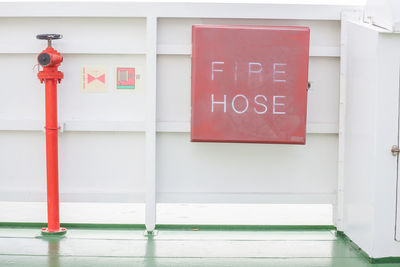 Fire hose information sign on wall