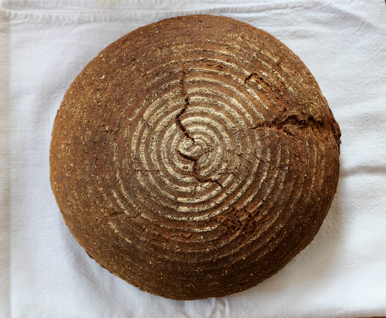 DIRECTLY ABOVE SHOT OF SPIRAL BREAD ON TABLE