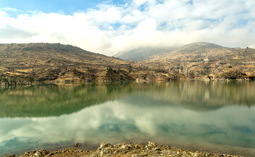 Panoramic view of lake and mountains against sky