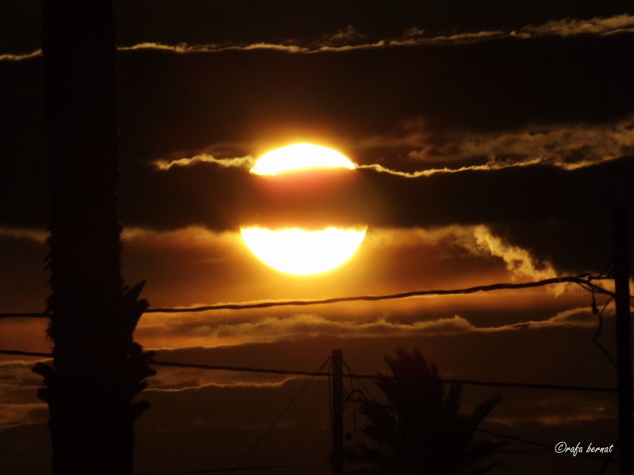 sunset, silhouette, sun, sky, scenics, orange color, beauty in nature, tranquility, tranquil scene, cloud - sky, nature, idyllic, sunlight, cloud, dramatic sky, no people, cloudy, outdoors, landscape, sunbeam