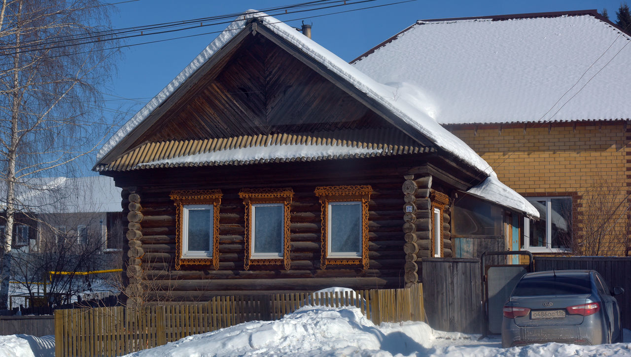 HOUSE ON SNOW COVERED HOUSES AGAINST CLEAR SKY