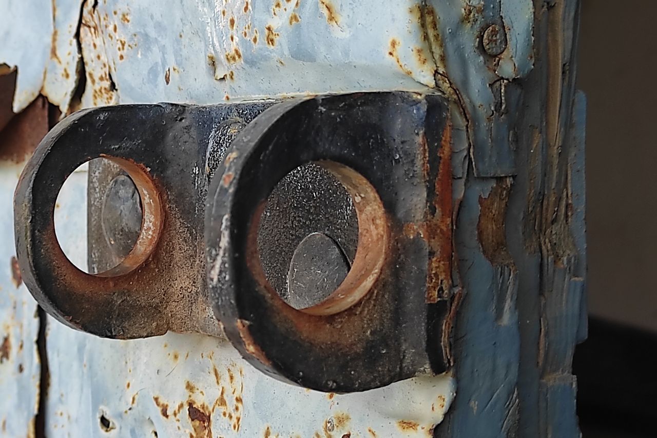 FULL FRAME SHOT OF RUSTY ABANDONED CAR