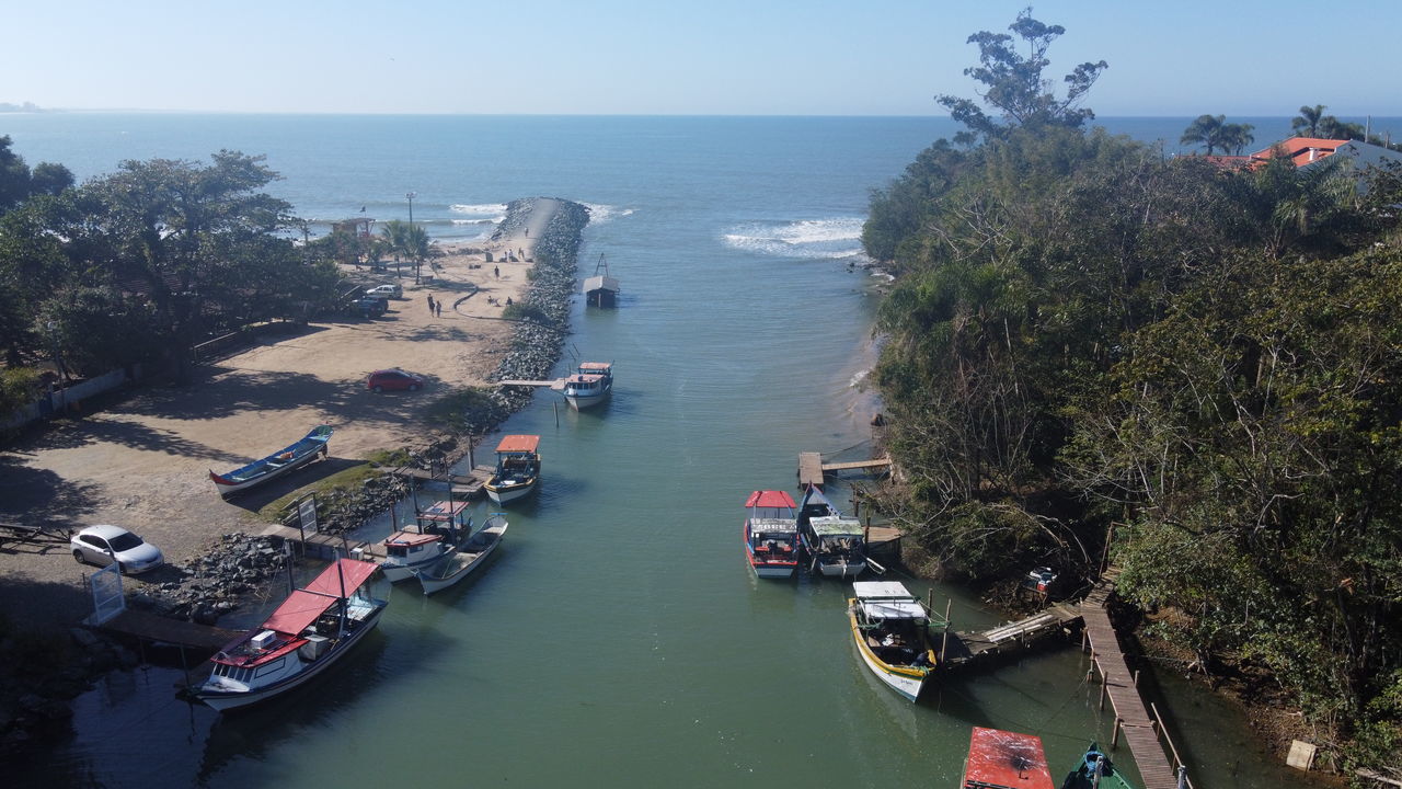 HIGH ANGLE VIEW OF BOATS IN SEA AGAINST SKY