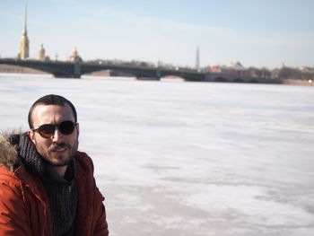 Portrait of young man wearing sunglasses against sky