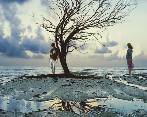 full length, lifestyles, sky, leisure activity, water, cloud - sky, sea, horizon over water, standing, childhood, beach, boys, shore, elementary age, casual clothing, girls, nature, side view