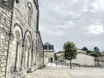 Place. église. moyen-âge. 19ème siècle. façade edifice religieux. ciel gris