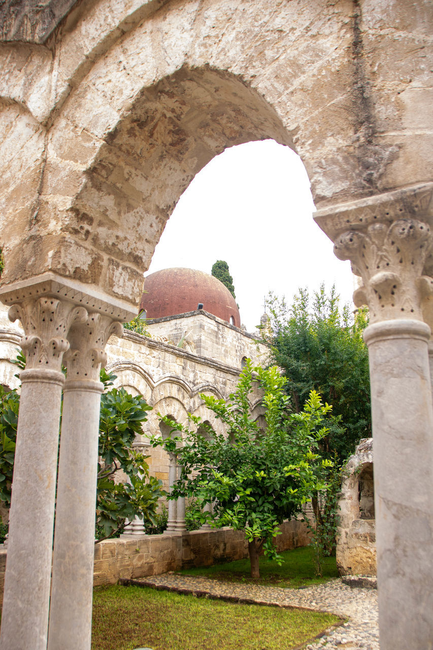 architecture, arch, built structure, history, the past, architectural column, ancient history, plant, ancient, travel destinations, nature, building exterior, no people, day, ruins, travel, old ruin, old, column, stone material, temple, tourism, outdoors, building, tree, place of worship, wall, city, religion, monument, wall - building feature, sky, memorial