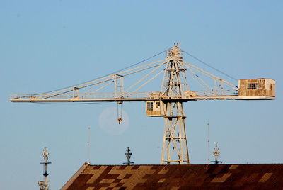 Moon on the crane