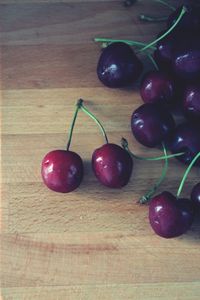 Close-up of apples on wooden table