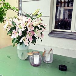 Close-up of flowers in vase on table