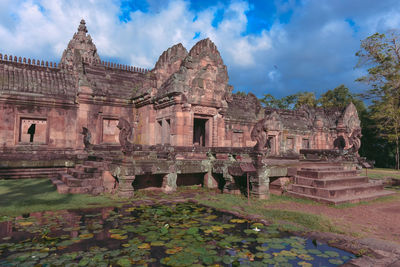 Old ruins of building against sky