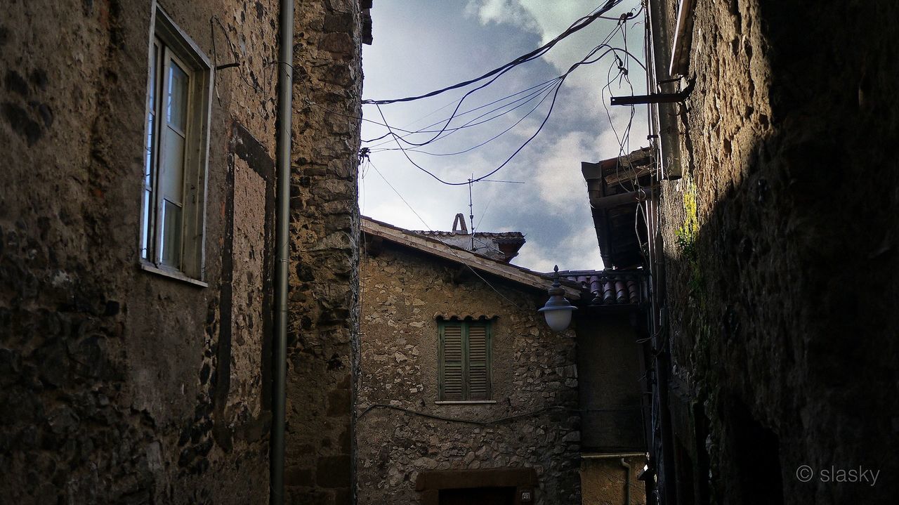 LOW ANGLE VIEW OF BUILDINGS AGAINST SKY