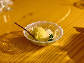 Ice cream in bowl on table