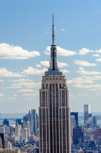 Aerial view of the iconic empire state building in midtown manhattan, new york