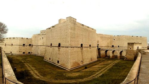 Old ruins of fort against sky