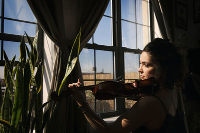 Young woman playing violin