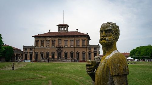 Statue of historic building against sky