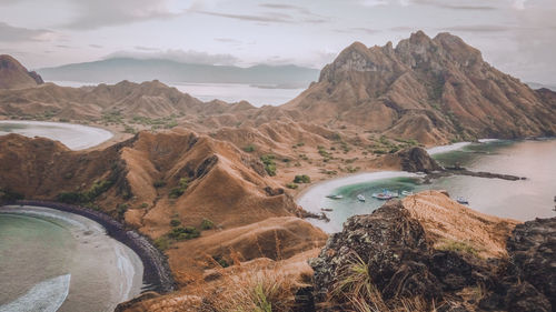 Panoramic view of lake and mountains against sky