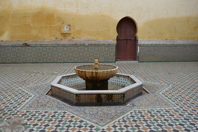 Fountain with mosaic pattern