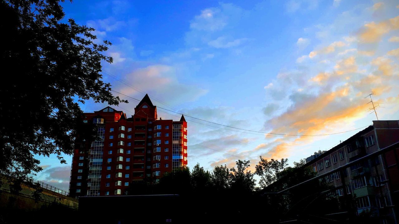 LOW ANGLE VIEW OF BUILDINGS AGAINST SKY