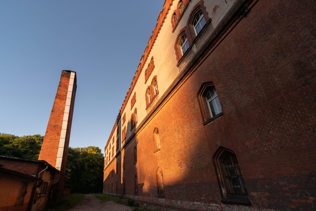 LOW ANGLE VIEW OF OLD BUILDING AGAINST SKY