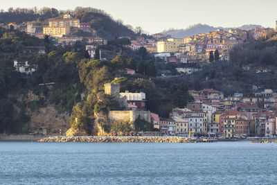 Town by sea against sky