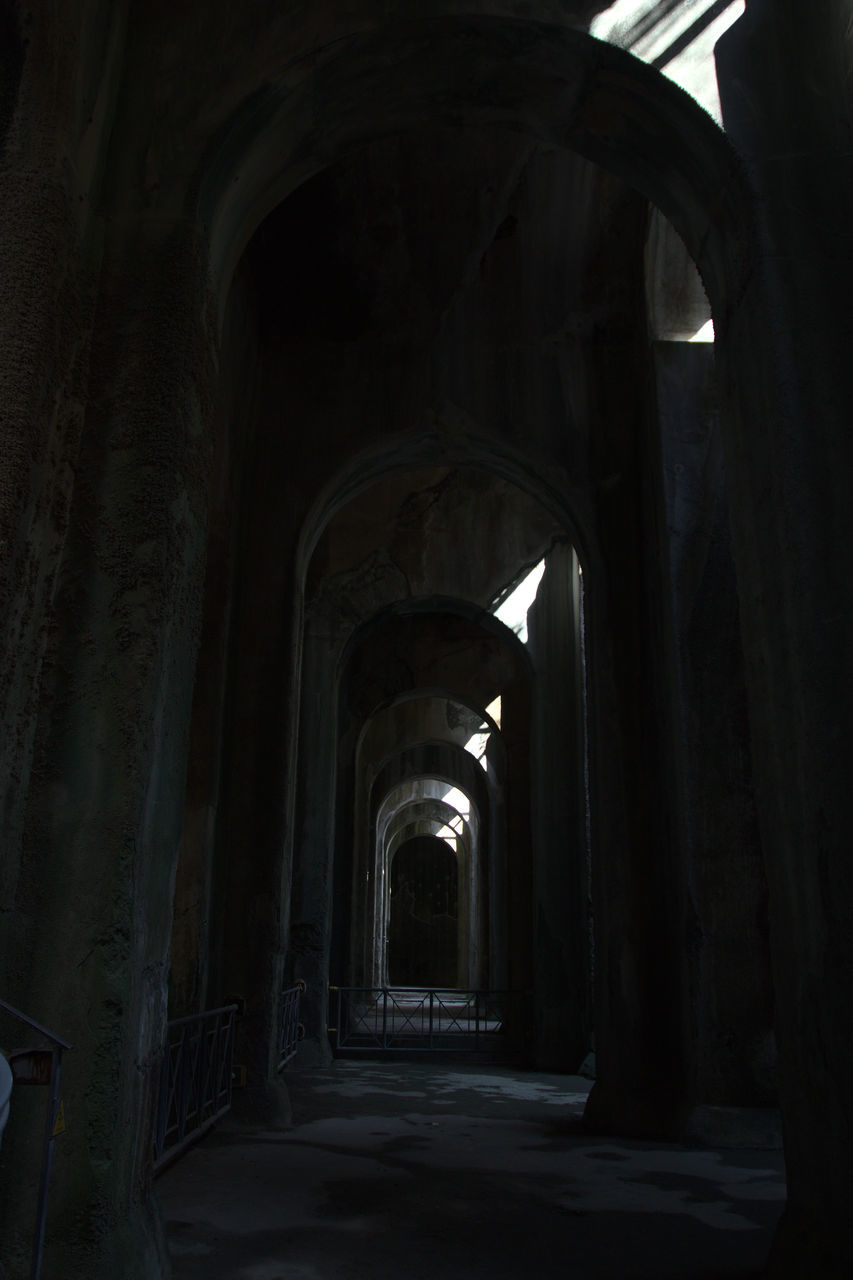 VIEW OF AN EMPTY CORRIDOR