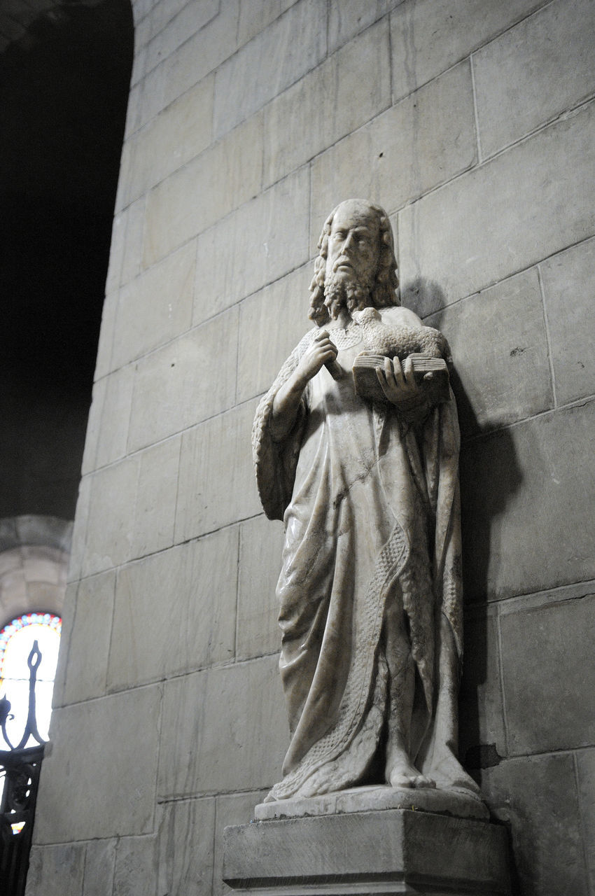 LOW ANGLE VIEW OF STATUE OF A BUILDING