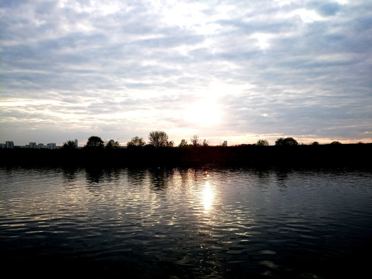 water, sunset, sky, tranquil scene, scenics, cloud - sky, reflection, waterfront, tranquility, beauty in nature, silhouette, lake, sun, cloud, cloudy, nature, idyllic, rippled, sunlight, river