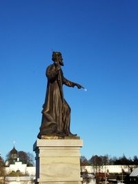 statue