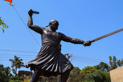 statue